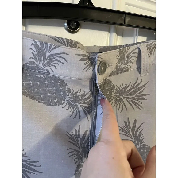 Travis Mathew Shorts Men's 40 Chino Pineapples Gray Golfing New With Tags - Picture 2 of 8